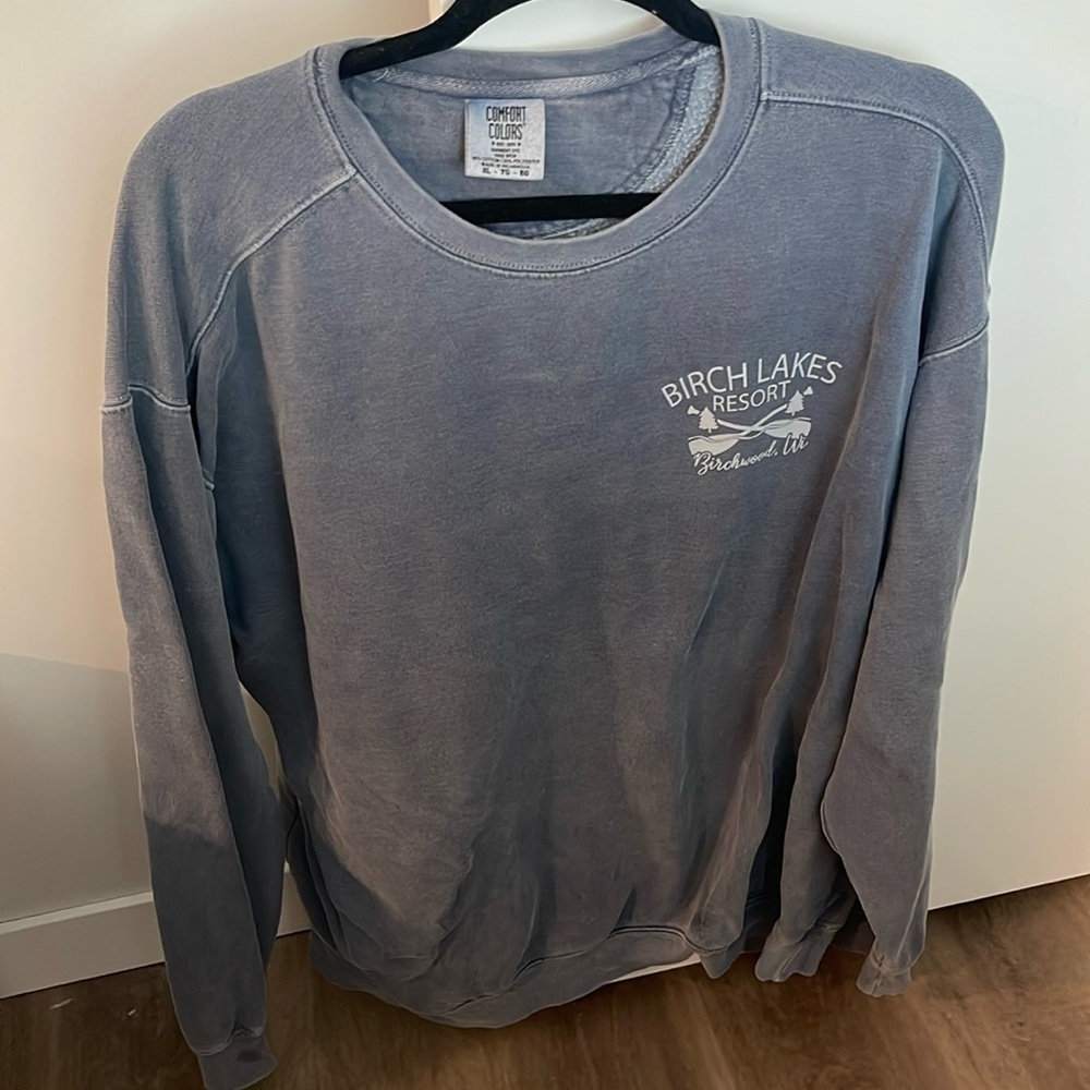 beautiful blue crewneck!!! good condition